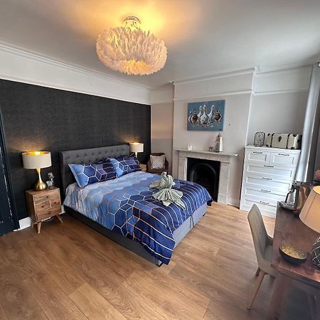 Large Bedroom In Beautiful House Londra Dış mekan fotoğraf